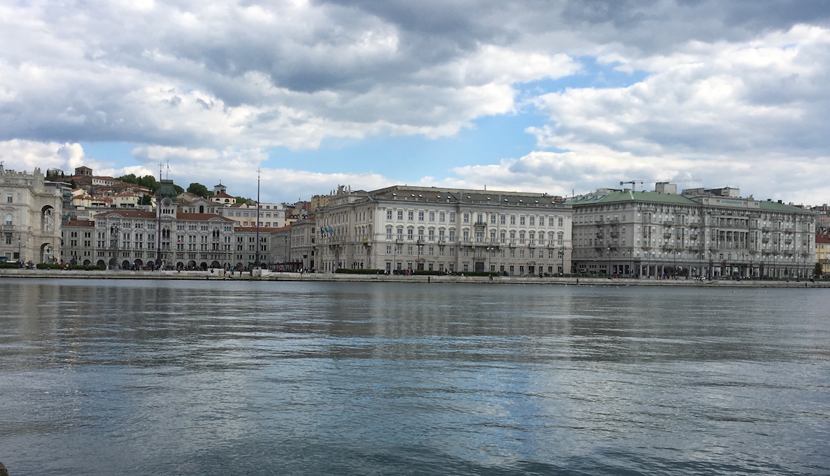 Der Blick auf die Piazza Unità
