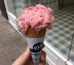 Erdbeer Joghurt Eis vom Eis Greissler