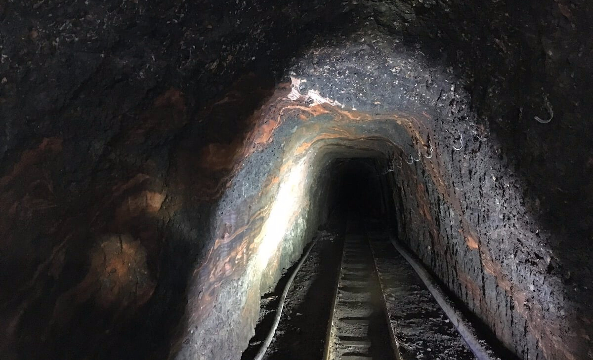 Bunte Salzadern im Berg
