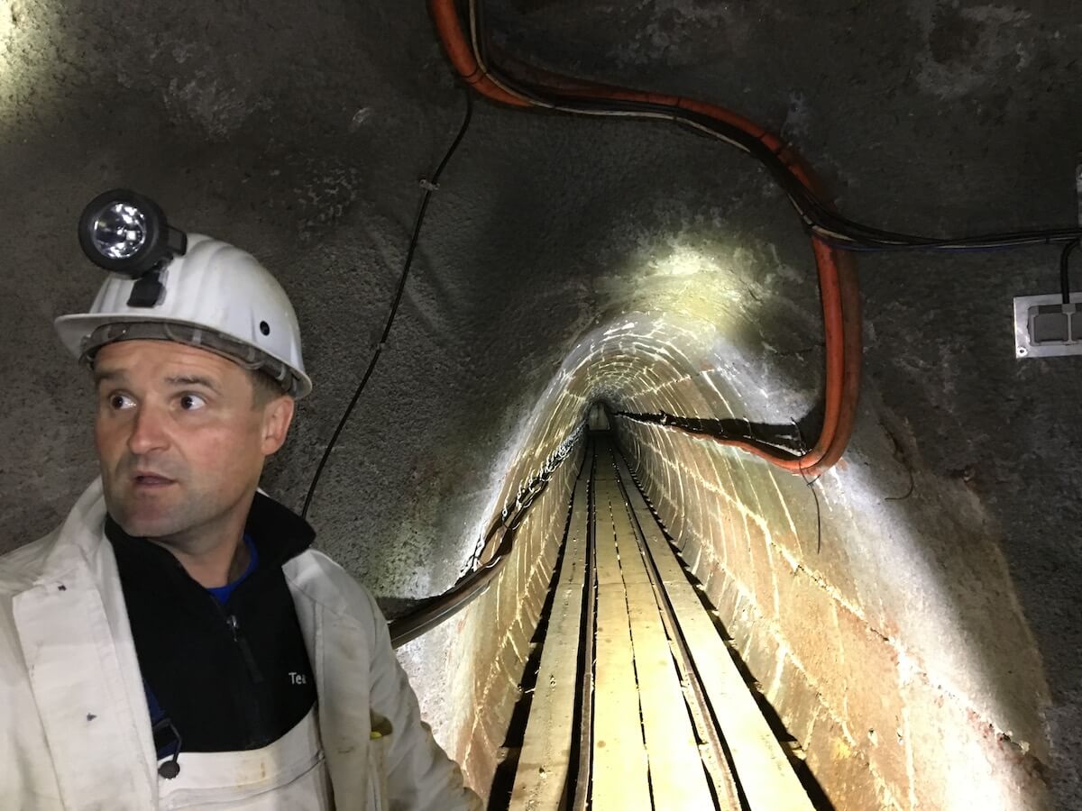 Bergmann im Bergwerksstollen