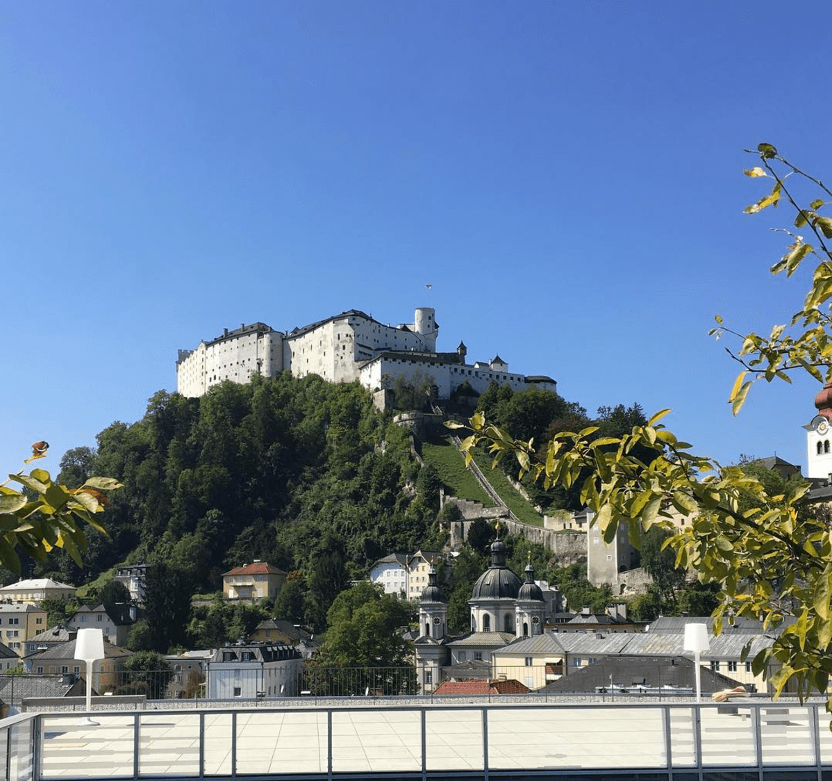 Blick auf die Festung von der Terrasse des Unipark Nonntal