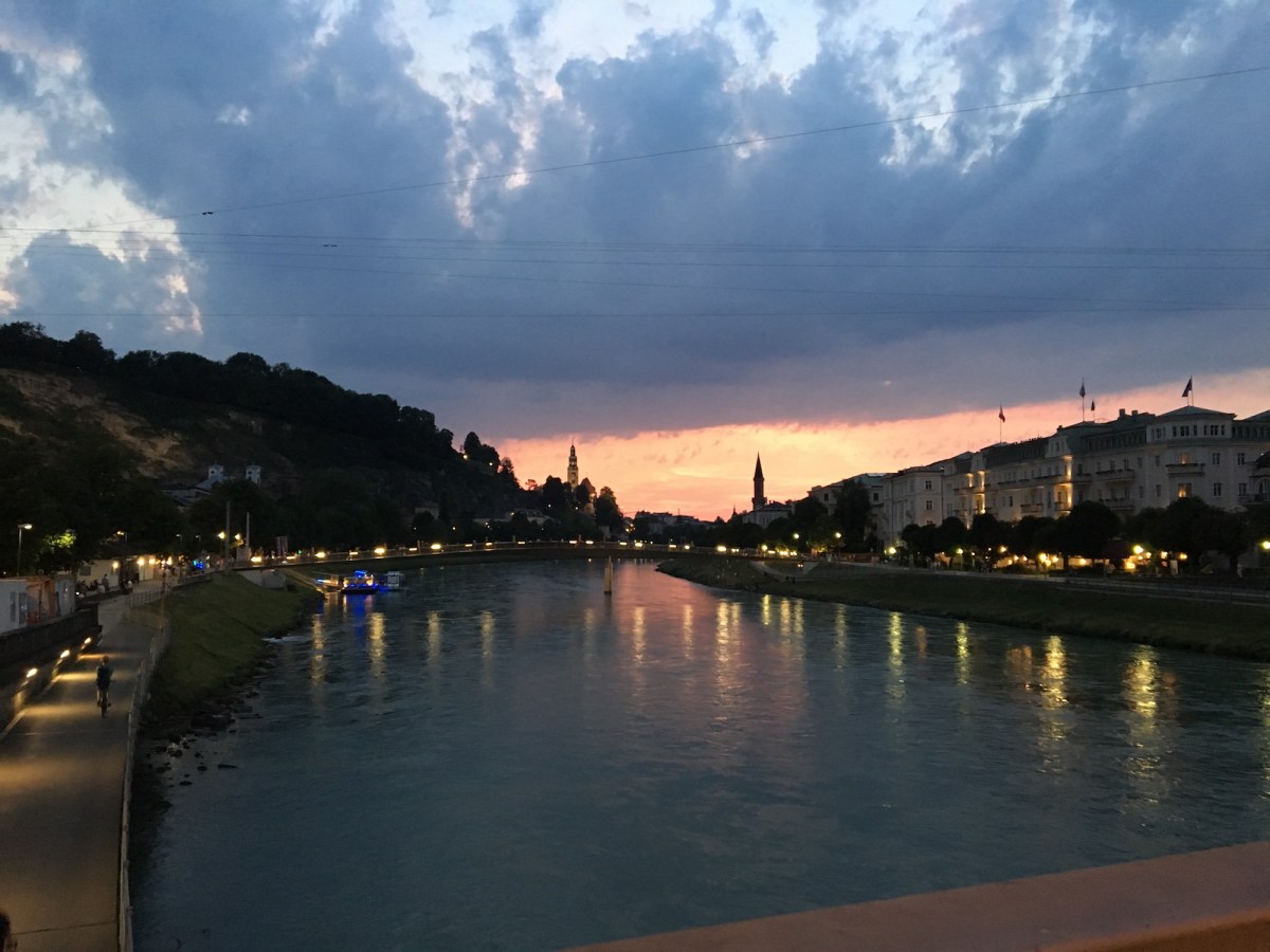Salzburg Stadt bei Nacht
