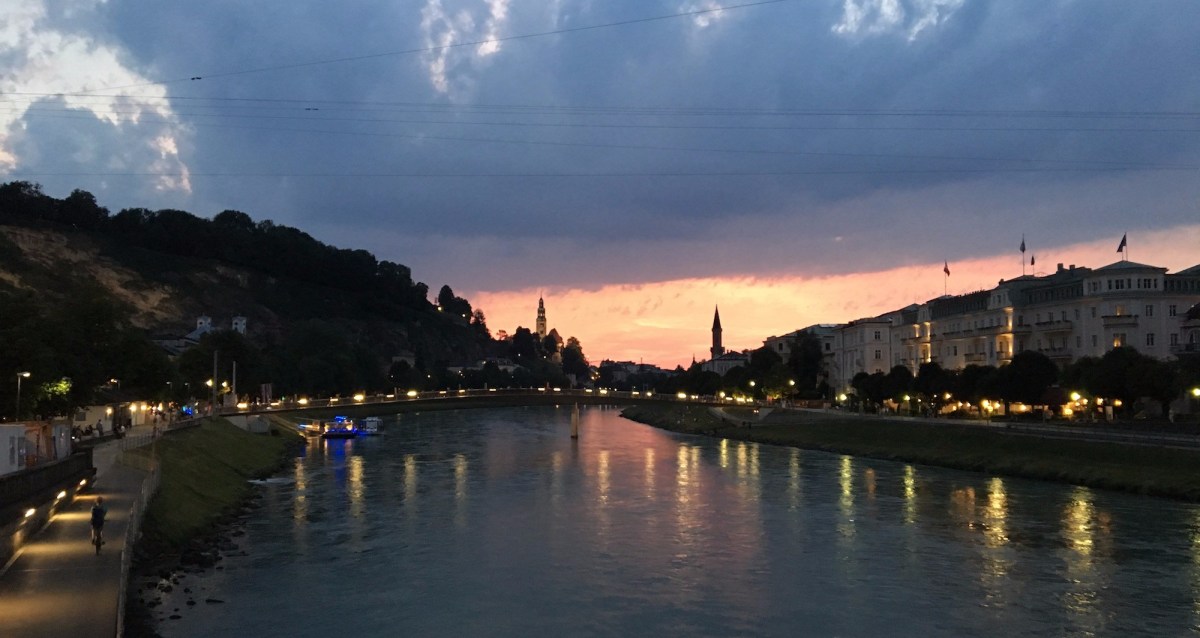 Blick von der Salzburger Staatsbrücke bei Nacht